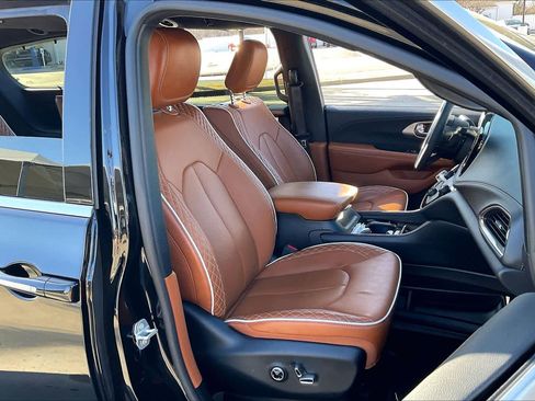Used 2024 Chrysler Pacifica Pinnacle image 8