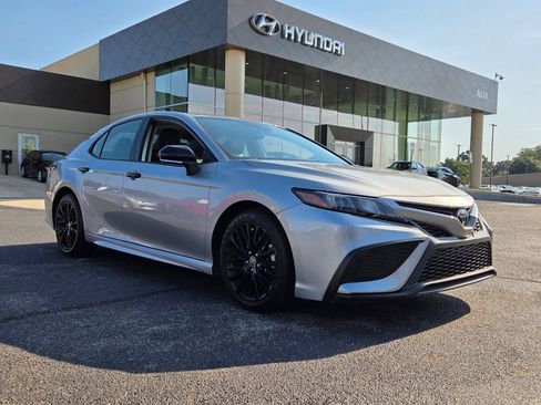Used 2022 Toyota Camry SE w/ Convenience Package FWD image 1