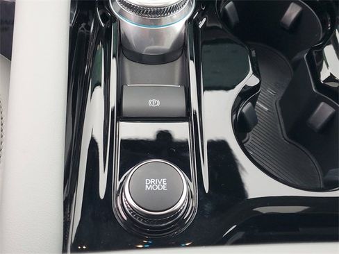 Used 2025 Ford Explorer Platinum w/ Ultimate Package image 32