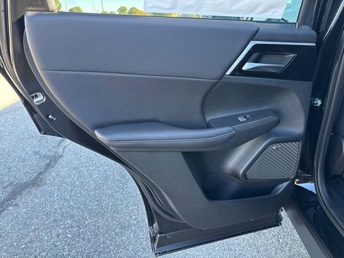 New 2025 Mitsubishi Outlander SE image 30