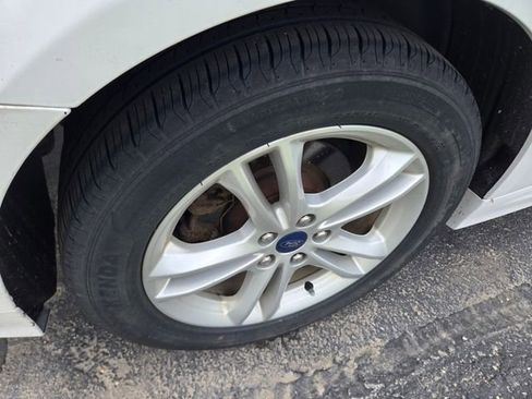 Used 2018 Ford Fusion SE w/ Fusion SE Technology Package FWD image 7