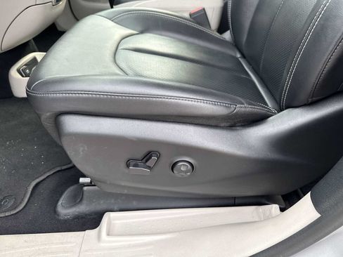 Used 2024 Chrysler Pacifica Touring-L FWD image 11