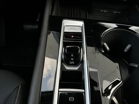 Used 2025 Volkswagen Atlas SE image 25