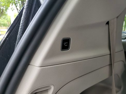 Used 2024 Chrysler Pacifica Touring-L FWD image 7