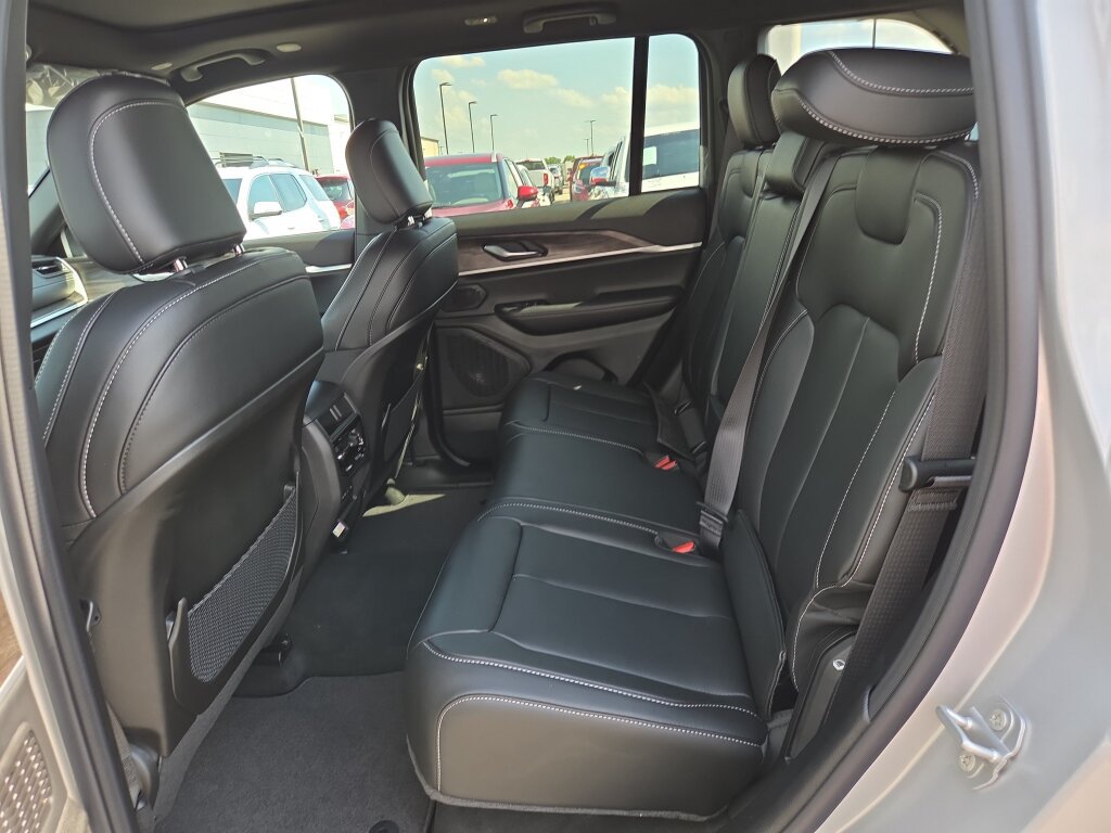 New 2026 Jeep Grand Cherokee Limited w/ Limited Altitude Package RWD image 7