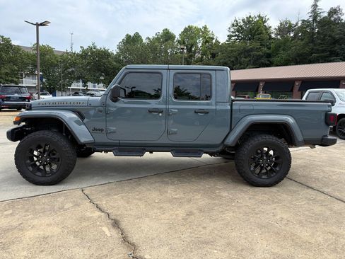 Used 2024 Jeep Gladiator Sport AWD/4WD image 2
