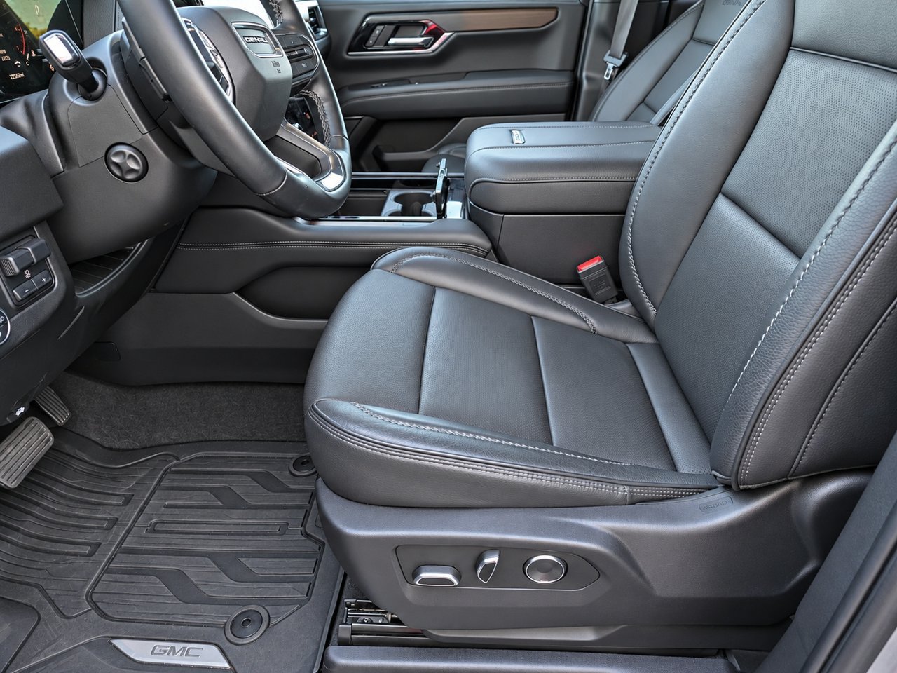 Used 2025 GMC Yukon Denali AWD/4WD image 16
