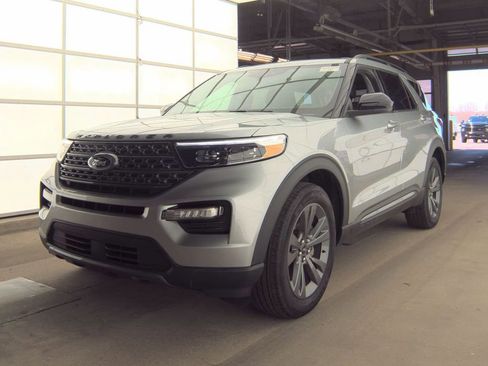 Used 2023 Ford Explorer XLT w/ Equipment Group 202A image 2