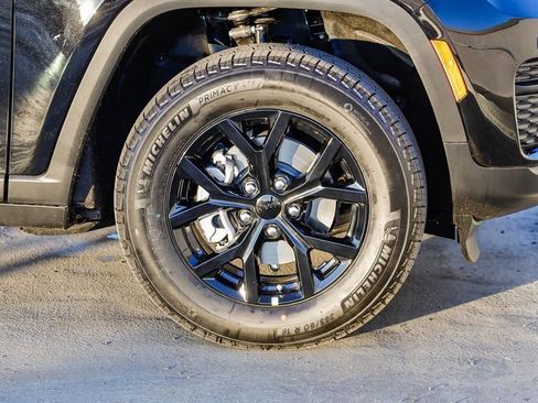 New 2025 Jeep Grand Cherokee Altitude image 11