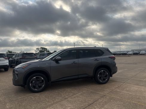 Used 2024 Nissan Rogue SV image 11