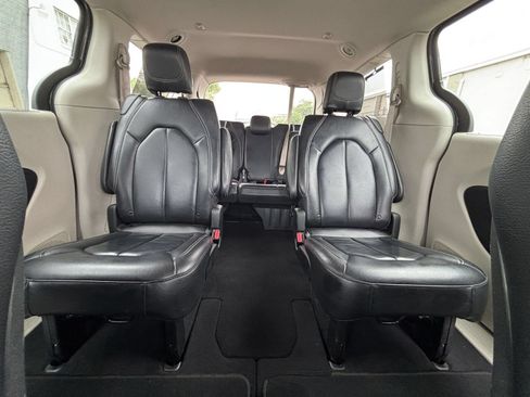 Used 2022 Chrysler Pacifica Touring-L FWD image 41