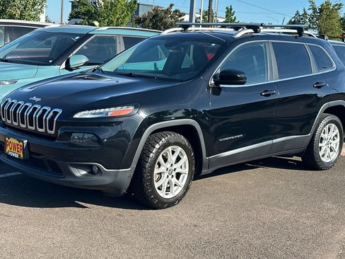 Used 2018 Jeep Cherokee Latitude Plus FWD image 2