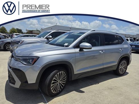 Used 2025 Volkswagen Taos SE FWD image 1