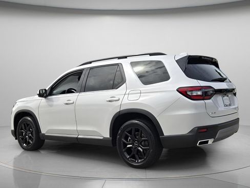 Certified 2025 Honda Pilot Touring image 8