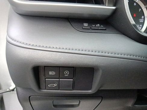 Used 2023 Toyota Highlander L image 18