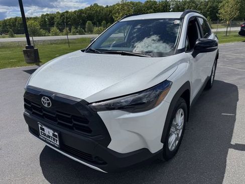 Used 2026 Toyota Corolla Cross LE AWD/4WD image 3