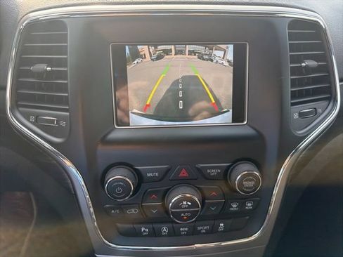 Used 2021 Jeep Grand Cherokee Laredo AWD/4WD image 31