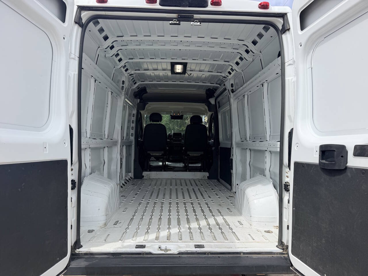 Used 2025 RAM ProMaster 2500 w/ Convenience Group FWD image 3