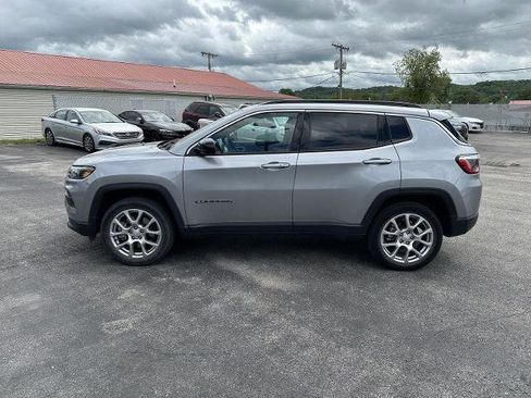 Used 2023 Jeep Compass Latitude w/ Sun and Sound Group AWD/4WD image 3