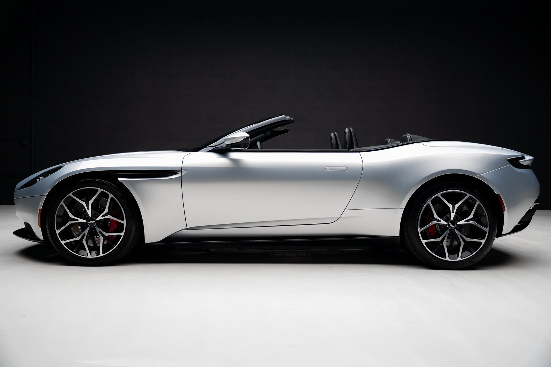 Used 2019 Aston Martin DB11 Volante RWD image 19