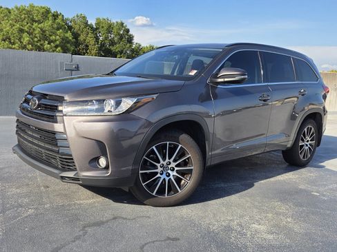 Used 2017 Toyota Highlander SE AWD/4WD image 1