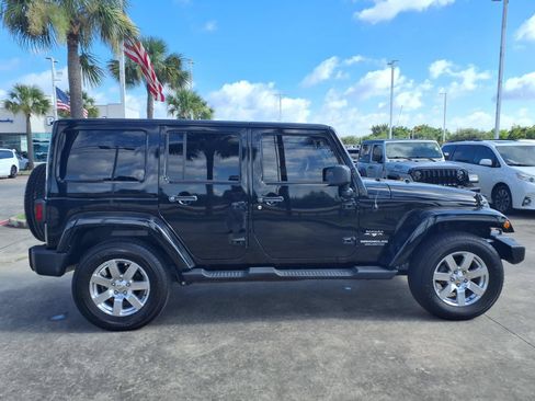 Used 2017 Jeep Wrangler Unlimited Sahara w/ Connectivity Group AWD/4WD image 4