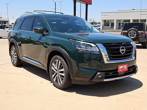 Used 2022 Nissan Pathfinder Platinum w/ Cargo Package FWD image 4