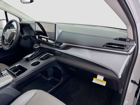 Certified 2025 Toyota Sienna XLE image 20