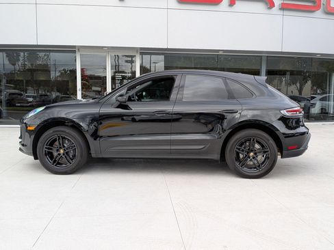 Certified 2025 Porsche Macan image 2