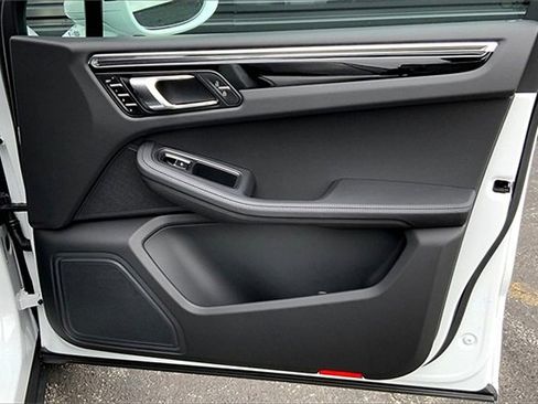 New 2025 Porsche Macan image 29