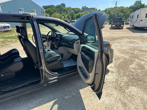 Used 2014 Dodge Grand Caravan SXT FWD image 12