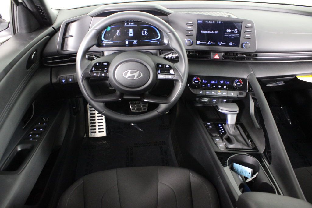 Certified 2026 Hyundai Elantra SEL Sport Premium w/ Cargo Package FWD image 8