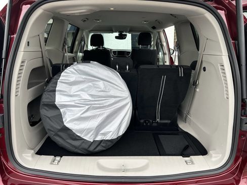 Used 2023 Chrysler Voyager LX image 10