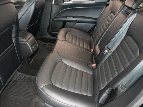 Used 2018 Ford Fusion SE w/ Fusion SE Technology Package FWD image 16