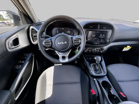 Certified 2025 Kia Soul LX w/ LX Technology Package FWD image 6