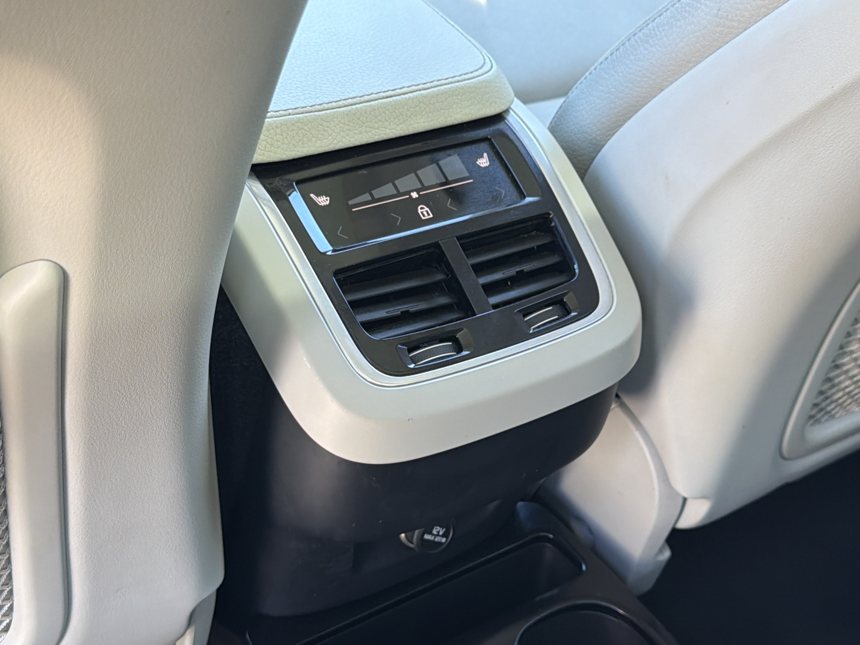Used 2020 Volvo XC90 T6 Momentum AWD/4WD image 32