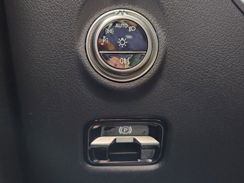 Used 2025 Mercedes-Benz C 300 4MATIC Sedan image 27