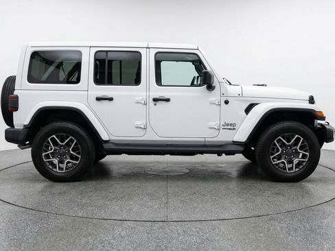 Used 2025 Jeep Wrangler Sahara image 11
