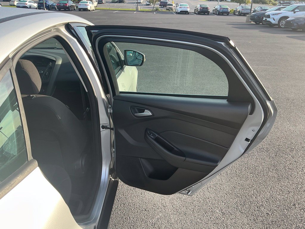Used 2018 Ford Focus SE w/ Cold Weather Package FWD image 28
