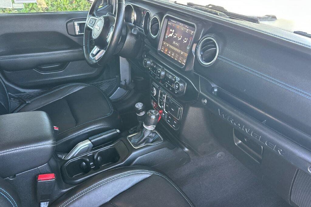 Used 2021 Jeep Wrangler Unlimited Rubicon 4xe w/ Cold Weather Group AWD/4WD image 16