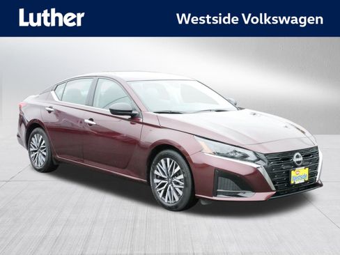 Used 2025 Nissan Altima 2.5 SV image 1