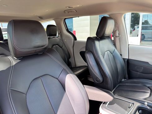 Used 2023 Chrysler Pacifica Touring-L FWD image 35
