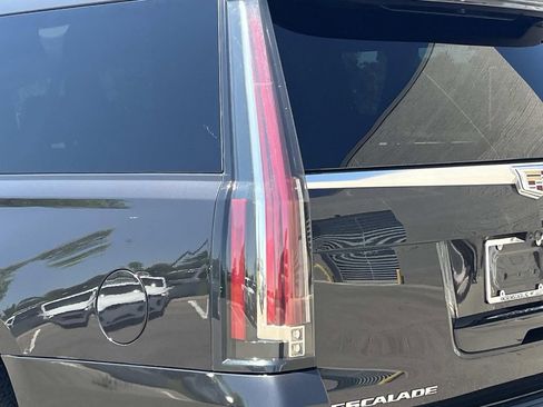 Used 2019 Cadillac Escalade ESV Luxury AWD/4WD image 10