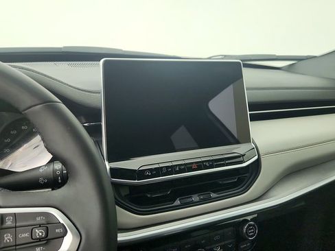 Used 2025 Jeep Compass Limited image 19