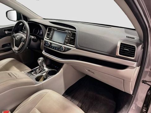 Used 2016 Toyota Highlander XLE AWD/4WD image 25