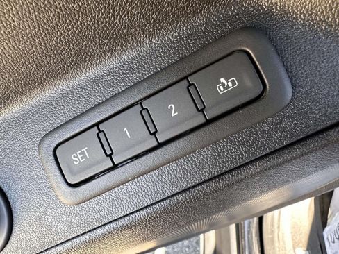 Used 2023 Chevrolet Equinox Premier AWD/4WD image 9