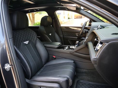 Used 2022 Bentley Bentayga AWD/4WD image 23