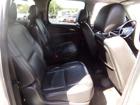 Used 2013 GMC Yukon XL Denali image 32