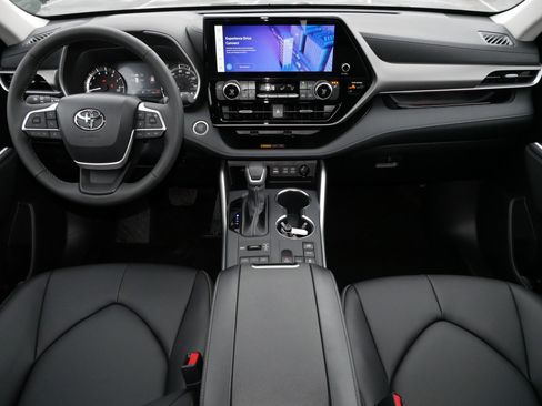 Certified 2026 Toyota Highlander XLE image 10
