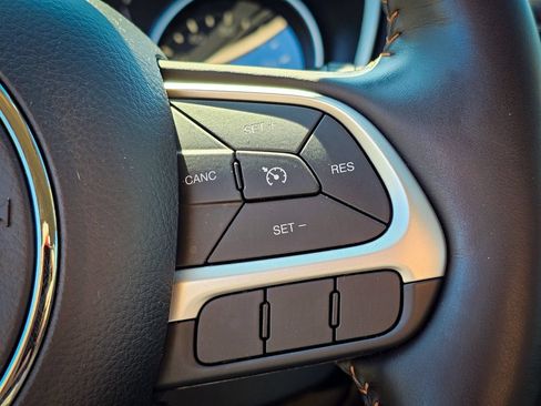 Used 2018 Jeep Compass Latitude w/ Cold Weather Group AWD/4WD image 18